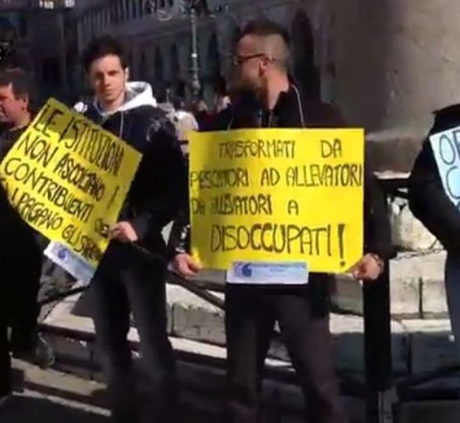 Incatenati per difendere il diritto di lavorare