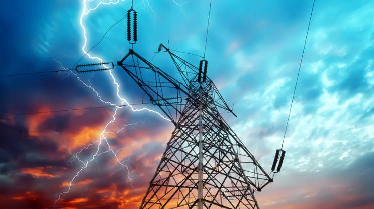 Rincari luce fino al 20% e nessun controllo per tutelare i consumatori. 