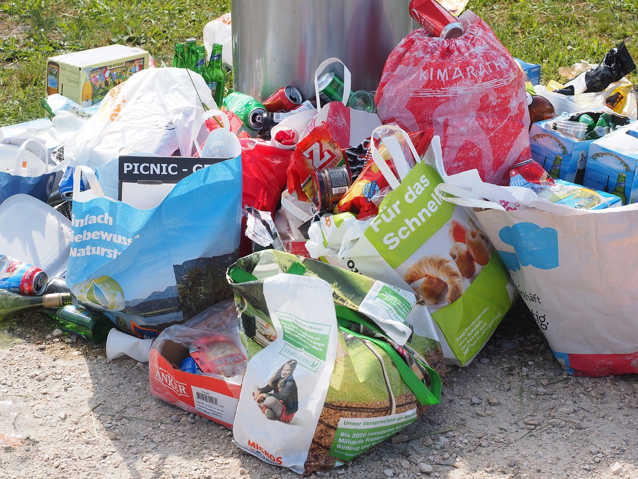 Sacchetti biodegradabili, si preferisce l'imballaggio al rifiuto zero. Aumentano i costi anche dello smaltimento rifiuti