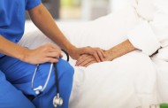 Cercasi infermieri da impiegare nei lidi a mille euro al mese o 5 euro l'ora.