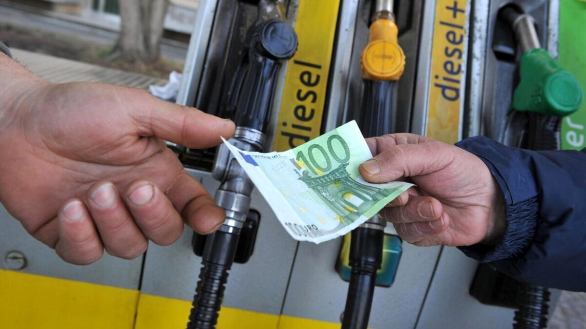 Rincaro benzina: Federcontribuenti si interroga se i 