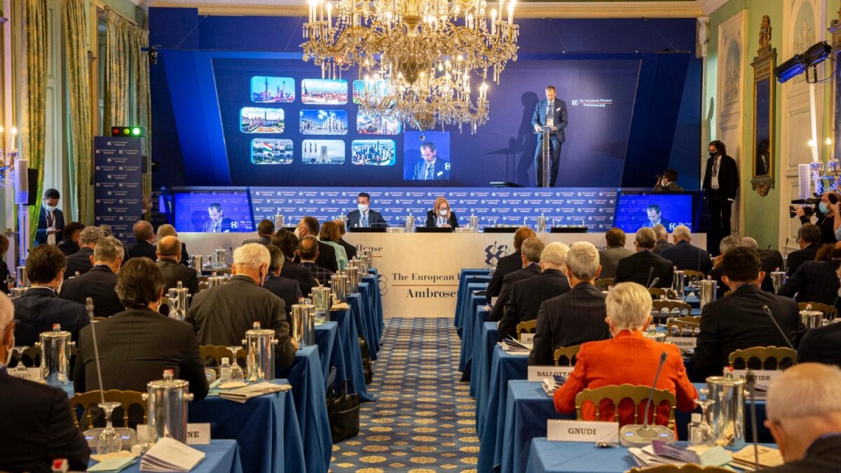 Il Forum di Cernobbio è un appuntamento importante per la politica, ma lontano dalla gente